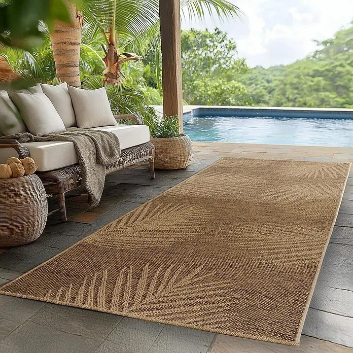 Outdoor-Teppich Timber 1403 - Braun, 150 x 80 cm, 100 % Polypropylen - Brauner Outdoor-Teppich mit Palmenmuster neben einem Pool, der eine tropische Atmosphäre schafft.