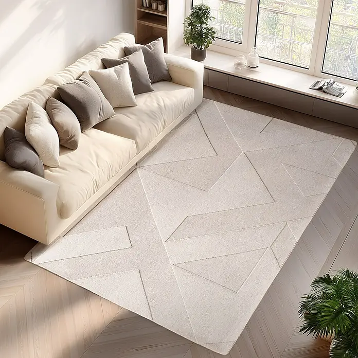 Kurzflorteppich Pompei 1613 - Creme, 230 x 160 cm, 100 % Polyester - Ein beigefarbener Teppich mit geometrischem Muster liegt in einem Wohnzimmer mit einem passenden Sofa und Zimmerpflanzen.