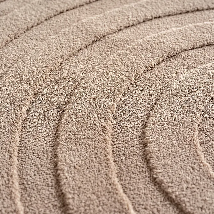 Kurzflorteppich Pompei 1611 - Beige, 150 x 80 cm, 100 % Polyester - Nahaufnahme eines beigen Teppichs mit gewölbtem Muster, der Textur und Design hervorhebt. Ideal für Wohnambiente.