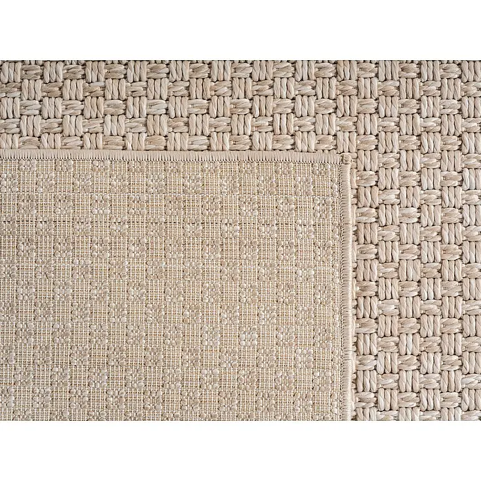Outdoor-Teppich Ibiza III - Beige, 170 x 120 cm, 100 % Polypropylen - Detailaufnahme eines beigefarbenen Sisalteppichs mit unterschiedlichen Webmustern, der eine natürliche Textur und Wärme ausstrahlt.