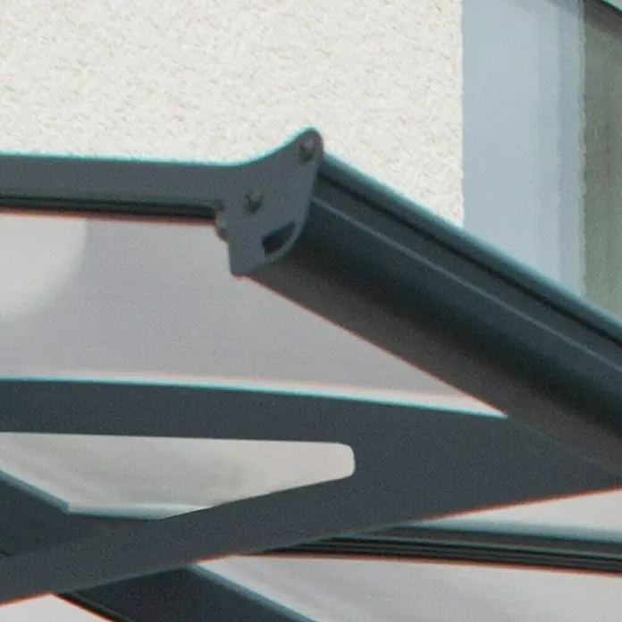 Palram – Canopia Pultvordach Amsterdam - 447 x 139 x 33 cm, Anthrazitgrau - Nahaufnahme einer modernen, grauen Terrassenüberdachung, die Schutz vor Sonne und Regen bietet.