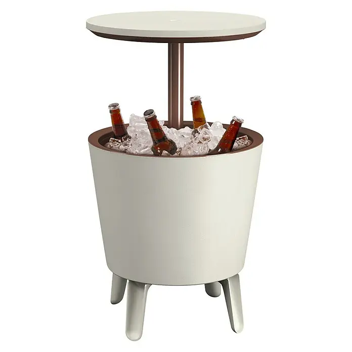 Keter Nevera Cool Bar - L x An x Al: 49,5 x 49,5 x 84,5 cm, Blanco/Marrón - La mesa auxiliar nevera está llena de hielo y botellas de cerveza. Tiene una mesa en la parte superior y se apoya sobre tres patas.
