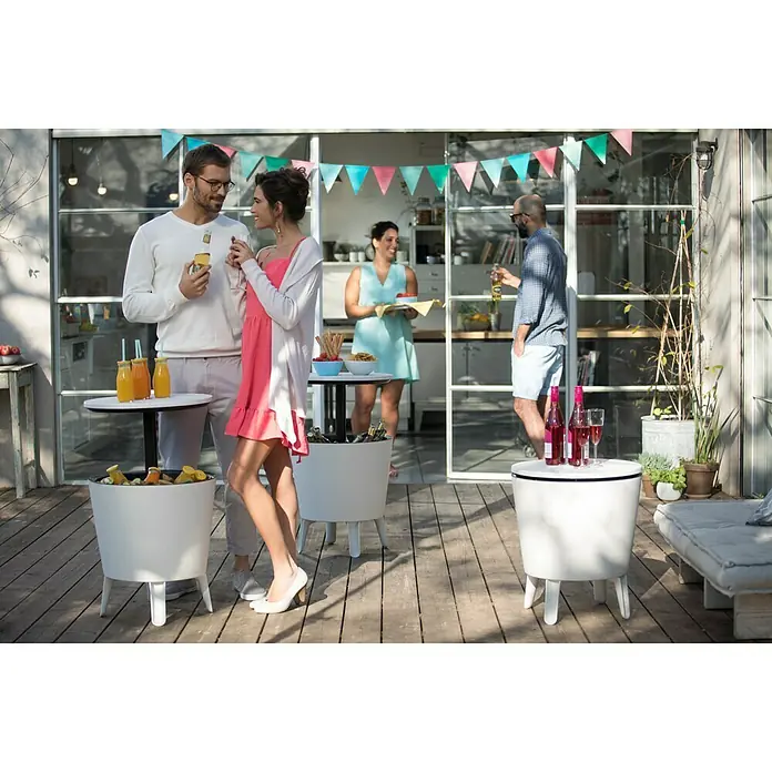 Keter Nevera Cool Bar - L x An x Al: 49,5 x 49,5 x 84,5 cm, Blanco/Marrón - Imagen de una fiesta con varios muebles frigoríficos y recipientes para bebidas para mantener la comida y las bebidas frescas y accesibles.