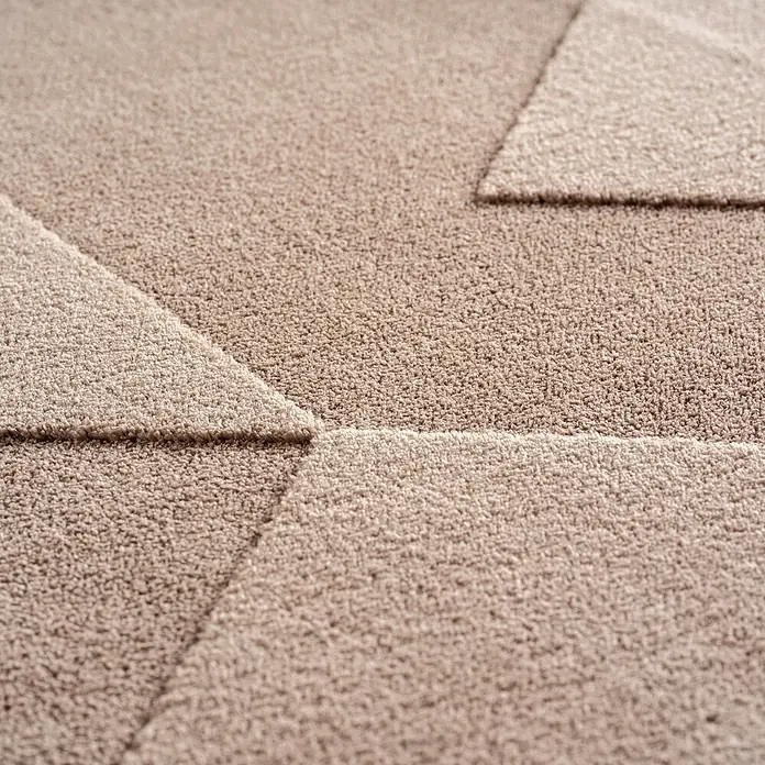 Kurzflorteppich Pompei 1613 - Beige, 230 x 160 cm, 100 % Polyester - Nahaufnahme eines beigen Teppichs mit geometrischen Mustern, der eine weiche Textur und ein elegantes Design aufweist.