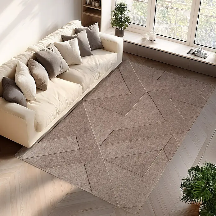 Kurzflorteppich Pompei 1613 - Beige, 230 x 160 cm, 100 % Polyester - Beige Teppich mit geometrischem Muster im Wohnzimmer, ergänzt ein cremefarbenes Sofa und Zimmerpflanzen unter einem hellen Fenster.