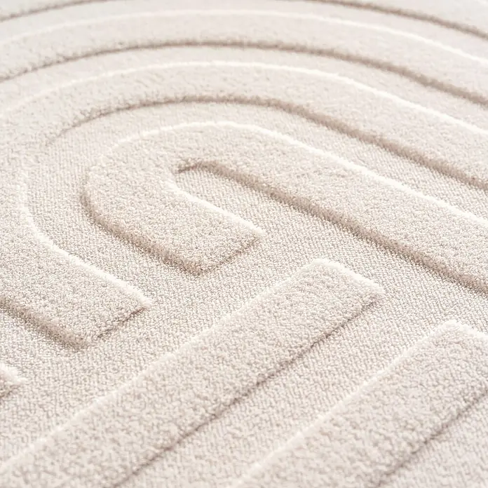 Kurzflorteppich Pompei 1611 - Creme, 150 x 80 cm, 100 % Polyester - Nahaufnahme eines beigen Teppichs mit abstraktem, erhabenem Design, das eine moderne und taktile Textur zeigt.