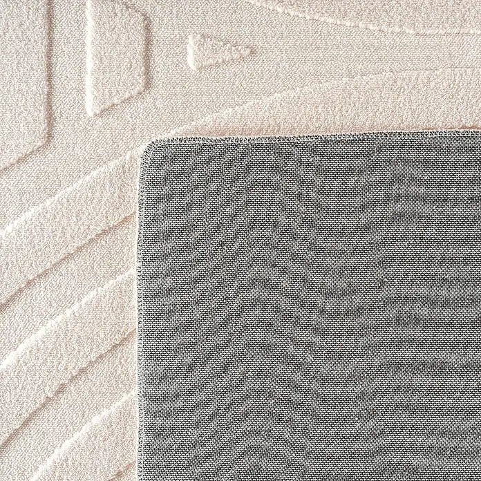 Kurzflorteppich Pompei 1611 - Creme, 150 x 80 cm, 100 % Polyester - Nahaufnahme eines beigen Teppichs mit geometrischem Muster und grauem Rücken.