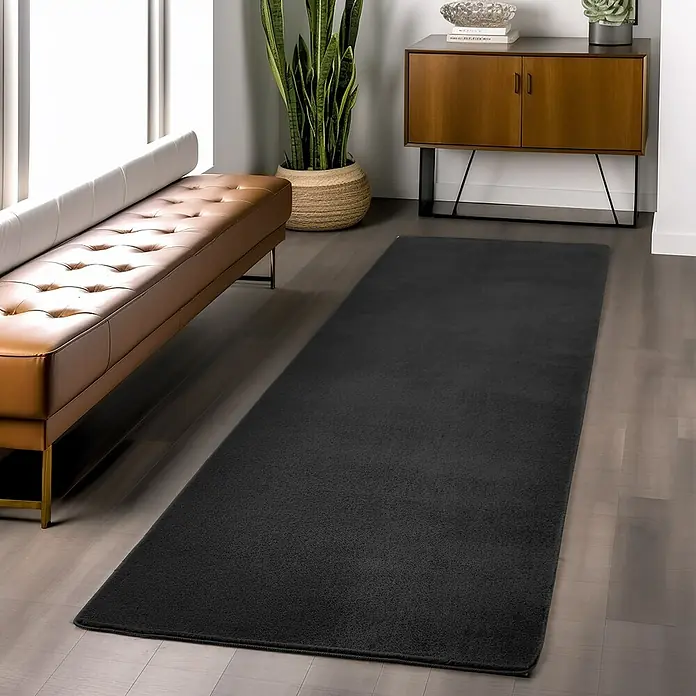 Kurzflorteppich Joy - Schwarz, 250 x 80 cm, 100 % Polyester - Elegante, lange schwarze Teppichbrücke im modernen Wohnzimmer, die den Raum optisch aufwertet und für Wärme sorgt.