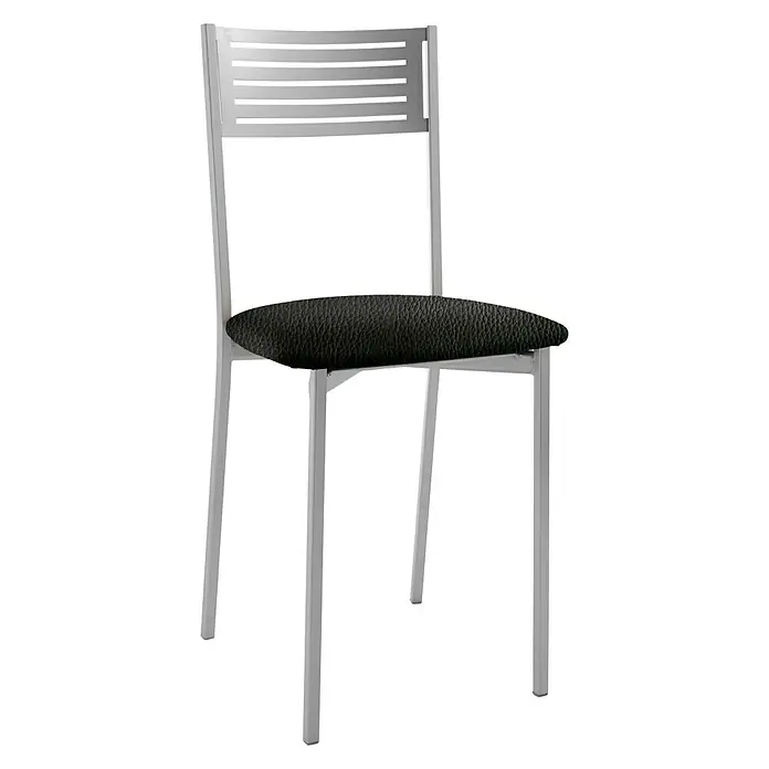 Silla Kris - L x An x Al: 45 x 40 x 85 cm, Negro - Elegante imagen de una moderna silla plateada con cojín de asiento negro, ideal para comedores u oficinas elegantes.