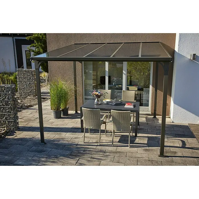 Sunfun Pérgola adosada Chipre - An x Pr: 300 x 300 cm, Antracita, Acero, Color del techo: Antracita - Atractiva escena de jardín con una elegante cubierta de patio, un juego de comedor y plantas decorativas.