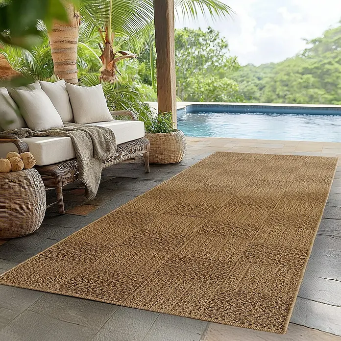 Outdoor-Teppich Timber 1405 - Beige, 250 x 80 cm, 100 % Polypropylen - Ein rechteckiger, goldener Teppich ziert eine Terrasse mit Gartenmöbeln und Pool. Der Teppich hat eine feine Textur und verleiht Wärme.
