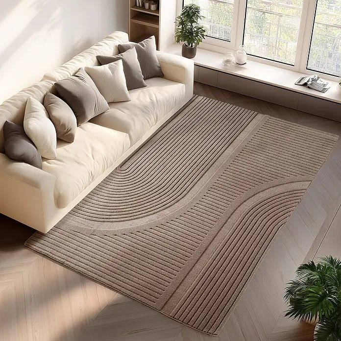 Kurzflorteppich Pompei 1612 - Beige, 290 x 200 cm, 100 % Polyester - Beige gemusterter Teppich unter einem cremefarbenen Sofa mit Kissen. Ein modernes Möbelstück, das jedem Raum Stil verleiht.