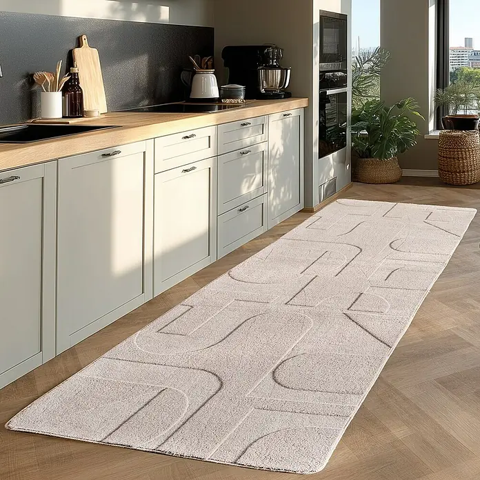 Kurzflorteppich Pompei 1614 - Creme, 250 x 80 cm, 100 % Polyester - Ein beiger Läufer mit geometrischen Mustern liegt in einer modernen Küche auf einem Holzboden.