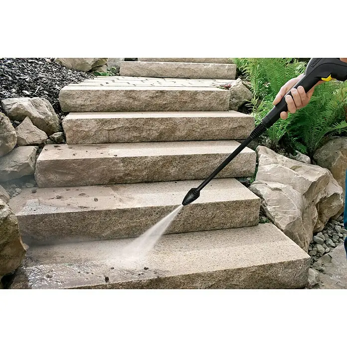 Kärcher Dreckfräse DB 120 - Passend für: Kärcher Hochdruckreiniger K2 - K3 - Ein Kärcher Hochdruckreiniger reinigt eine Steintreppe im Freien, wobei der Wasserstrahl Schmutz entfernt und die Oberfläche säubert.