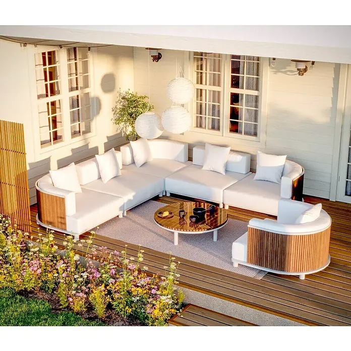 Sunfun Loungemöbel-Set - 7 -tlg., Aluminium, Textil, Champagner/Holz - Gartenmöbel-Set mit einem modularen Sofa und einem passenden Sessel auf einer Holzterrasse mit Blumenbeet.