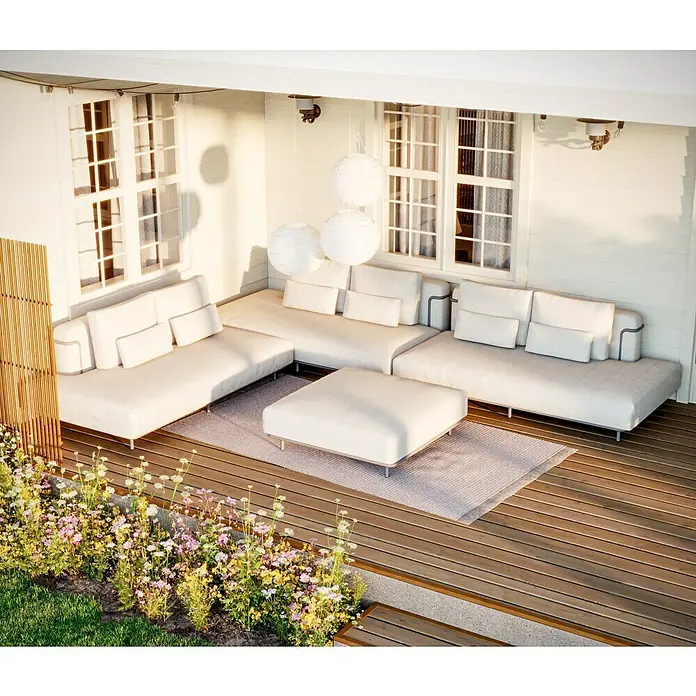 Sunfun Loungemöbel-Set - 4 -tlg., Aluminium, Textil, Sand/Night-Grey - Helle, modulare Outdoor-Lounge mit weißen Kissen und einem passenden Hocker auf einer Holzterrasse. Dekorative Papierlaternen hängen darüber.