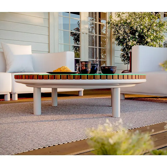 Sunfun Loungemöbel-Set - 7 -tlg., Aluminium, Textil, Champagner/Holz - Nahaufnahme eines eleganten, runden Couchtischs mit Glasplatte und Holzdetails auf einem Teppich im Freien.