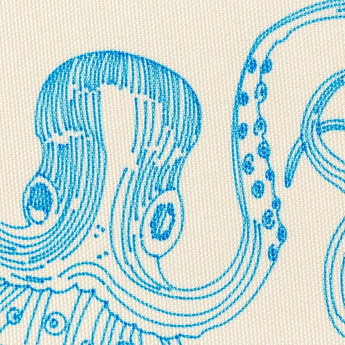 Cricut Filzstift-Set Infusible Ink Filzstift-Set Neon - 5 -tlg., Neon, Strichstärke: 1 mm - Nahaufnahme eines blauen Tintenfischdrucks auf einem cremefarbenen Stoff, der ein einzigartiges Muster zeigt.
