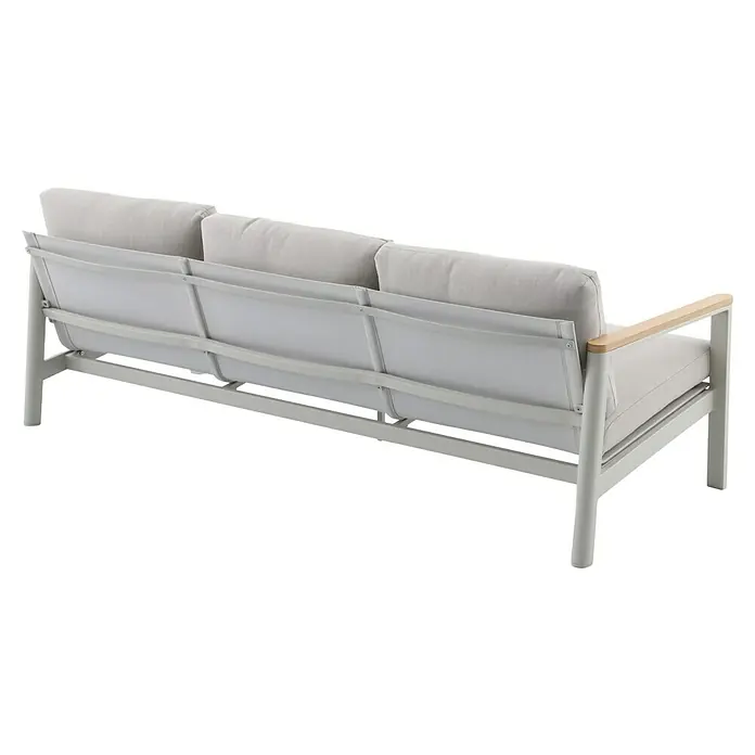 Sunfun Solo Loungesofa 3-Sitzer - B x T x H: 199 x 84,5 x 62,5 cm, Aluminium, Olefin, Light-Greige - Rückansicht eines Sofas mit hellem Bezug und Holzarmlehnen, das eine moderne und luftige Ästhetik ausstrahlt.