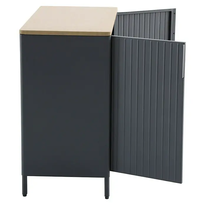 Sunfun Solo Garten-Aufbewahrungschrank - L x B x H: 90 x 46 x 86 cm, Stahl, Polywood, Night-Grey - Ein grauer Gartenschrank mit einer hellen Holzplatte und einer geöffneten Tür, die vertikale Streifen aufweist.