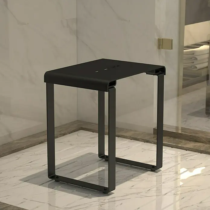 Aurlane Badhocker Relax Hammam - Schwarz - Ein moderner schwarzer Duschhocker mit minimalistischem Design, ideal für stilvolle Badezimmer. Er bietet Komfort und Funktionalität im Nassbereich.