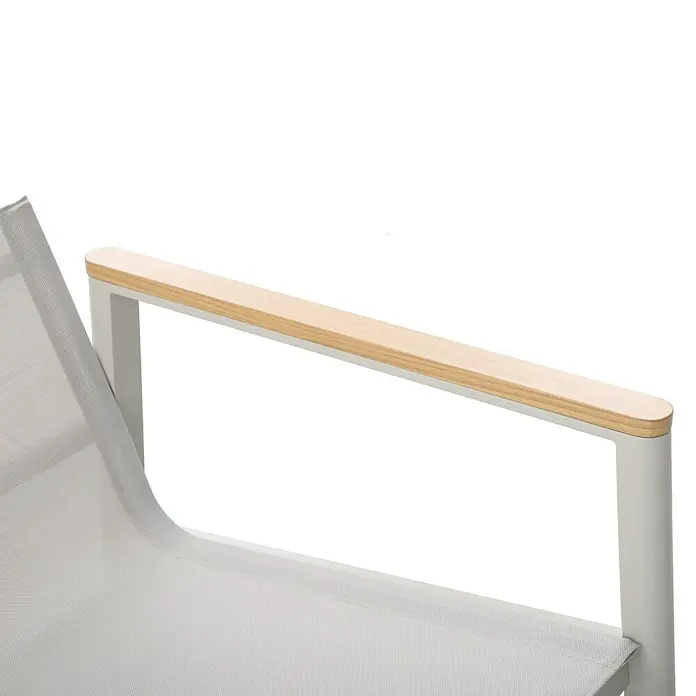 Sunfun Solo Loungesofa 3-Sitzer - B x T x H: 199 x 84,5 x 62,5 cm, Aluminium, Olefin, Light-Greige - Detailaufnahme eines Armlehnstuhls mit hellgrauem Stoffbezug und Armlehnen aus hellem Holz auf einem grauen Metallrahmen.