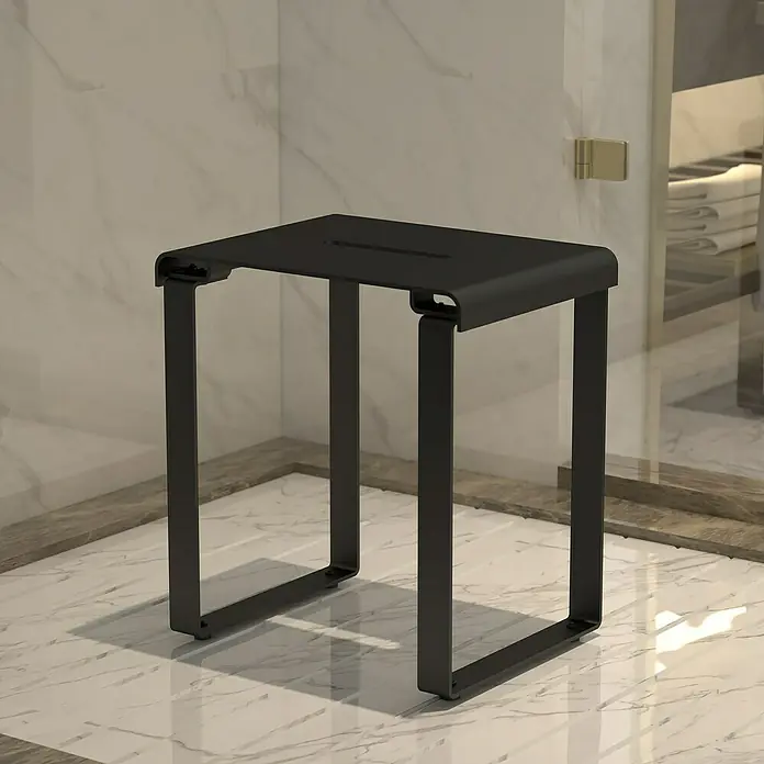 Aurlane Badhocker Relax Hammam - Schwarz - Schwarzer, rechteckiger Duschhocker aus Metall mit abgerundeten Ecken. Der Hocker steht auf einem marmorierten Boden.
