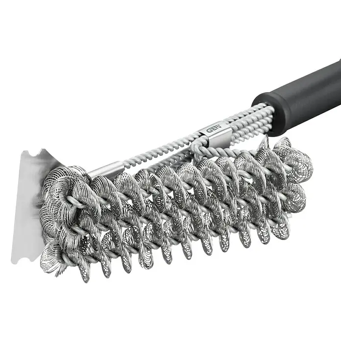 Dick Grillbürste BBQ - Länge: 44 cm, Edelstahl - Detailaufnahme einer Grillbürste mit Drahtborsten und einem schwarzen Griff, die für die Reinigung von Grillrosten verwendet wird.