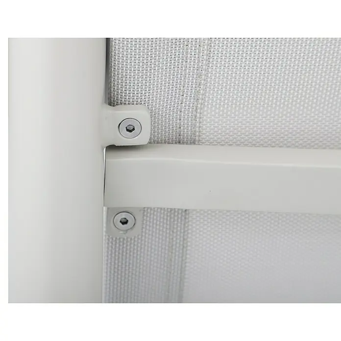 Sunfun Solo Loungesofa 3-Sitzer - B x T x H: 199 x 84,5 x 62,5 cm, Aluminium, Olefin, Light-Greige - Nahaufnahme eines weißen Möbelstücks, das mit Schrauben und einem hellgrauen Stoffbezug befestigt ist. Ideal für stilvolle Innenräume.