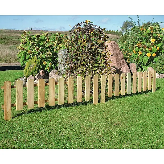 Joda Ministeckzaun - 120 x 45 cm, Kiefer, Kesseldruckimprägniert - Bild einer niedrigen Holzlattenzaun für den Garten, der eine natürliche und rustikale Optik bietet.