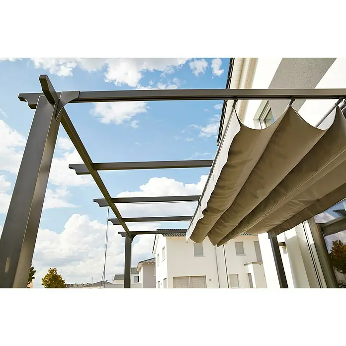 Sunfun Ersatzdach KretaPassend für: Sunfun Raffpavillon Kreta 418 x 333 cm - Eine Pergola mit einem grauen Rolldach vor einem strahlend blauen Himmel und modernen Häusern.