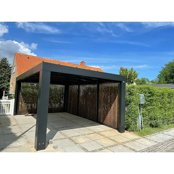 Carport Cubus - Außenmaß inkl. Dachüberstand (B x T): 3,7 x 5,5 m, Einzelcarport, Grau - Carport mit Lattenverkleidung und grauen Pfosten vor Haus mit Ziegeldach, klare Linien und modernes Design.