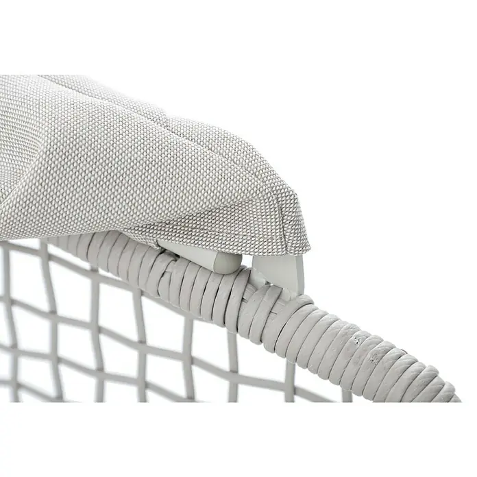 Sunfun Solo Rope Loungesofa - B x T x H: 187 x 114 x 81,5 cm, Aluminium, Olefin, Light-Greige - Nahaufnahme eines grauen Rattansessels mit einem hellen, strukturierten Kissen, das Komfort und Stil für den Außenbereich bietet.