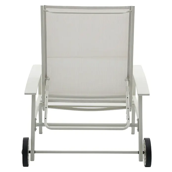 Sunfun Maja Gartenliege - B x T x H: 170,5 x 63,5 x 102 cm, Aluminium, Light-Greige, Rollbar - Eine Nahaufnahme einer weißen Sonnenliege mit Rädern, ideal für den Garten oder die Terrasse. Bequemes Design für entspannte Stunden im Freien.