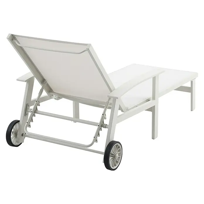 Sunfun Maja Gartenliege - B x T x H: 170,5 x 63,5 x 102 cm, Aluminium, Light-Greige, Rollbar - Nahaufnahme eines weißen Liegestuhls mit verstellbarer Rückenlehne und Rädern für einfache Bewegung und Komfort im Freien.
