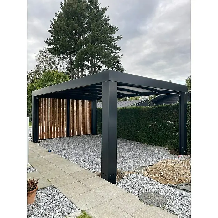 Allview Carport Calux - Außenmaß inkl. Dachüberstand (B x T): 3,7 x 5,8 m, Grau - Ein moderner Carport mit schwarzem Rahmen und Holzpaneelen, umgeben von Kies und Grünpflanzen, bietet stilvollen Schutz für Ihr Fahrzeug.