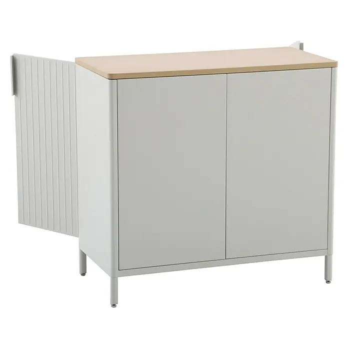 Sunfun Solo Garten-Aufbewahrungschrank - L x B x H: 90 x 46 x 86 cm, Stahl, Polywood, Light-Greige - Ein moderner grauer Schrank mit einer hellbraunen Oberseite und einer geriffelten Seitenwand, ideal für stilvolle Aufbewahrungslösungen.