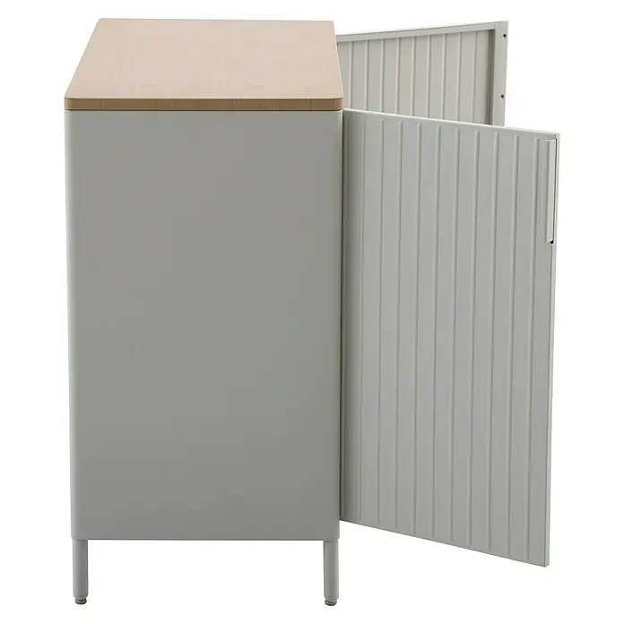 Sunfun Solo Garten-Aufbewahrungschrank - L x B x H: 90 x 46 x 86 cm, Stahl, Polywood, Light-Greige - Das graue Produktfoto zeigt einen eleganten Schrank mit einer hellen Holzplatte und einer teilweise geöffneten Tür mit vertikalen Lamellen.