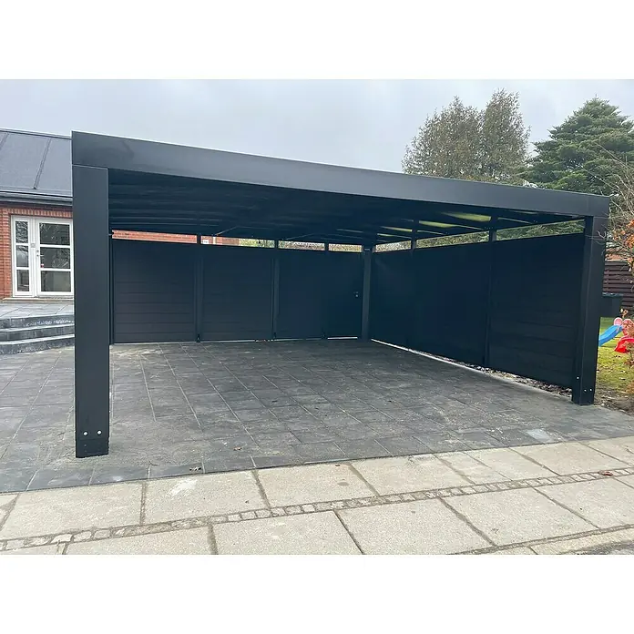 Carport Cubus - Außenmaß inkl. Dachüberstand (B x T): 5,8 x 5,5 m, Doppelcarport, Grau - Überdachter Carport mit dunklen Paneelen und Pflastersteinen, der Schutz und Stil für jedes Zuhause bietet.