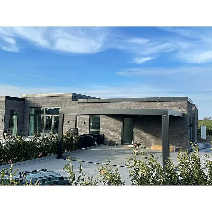Allview Carport Cubus Lange Ausführung (Doppel) - Außenmaß inkl. Dachüberstand (B x T): 5,8 x 5,8 m, Grau - Modernes Haus mit dunklen Ziegeln und minimalistischem Carport-Design. Die Architektur betont klare Linien und zeitgemäße Ästhetik.