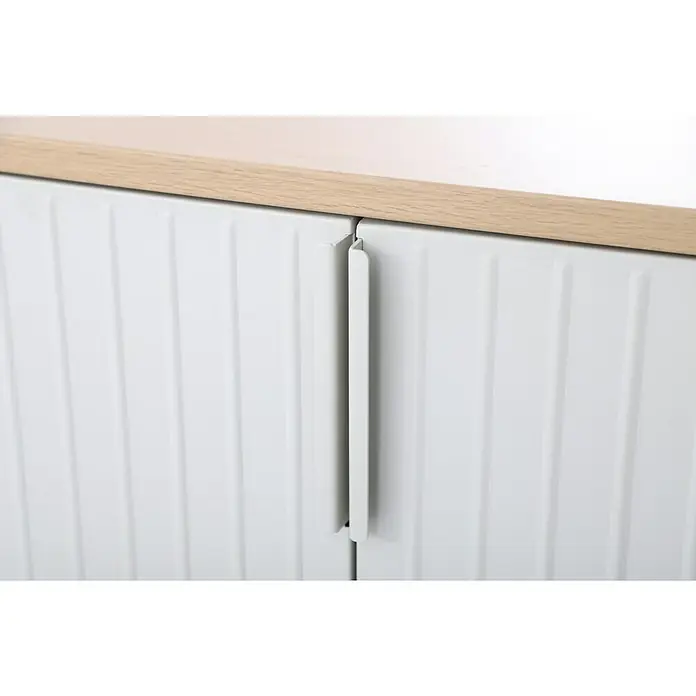 Sunfun Solo Garten-Aufbewahrungschrank - L x B x H: 90 x 46 x 86 cm, Stahl, Polywood, Light-Greige - Nahaufnahme eines weißen Schranks mit Lamellentüren und einem hellen Holzregal, das ein elegantes und modernes Design zeigt.