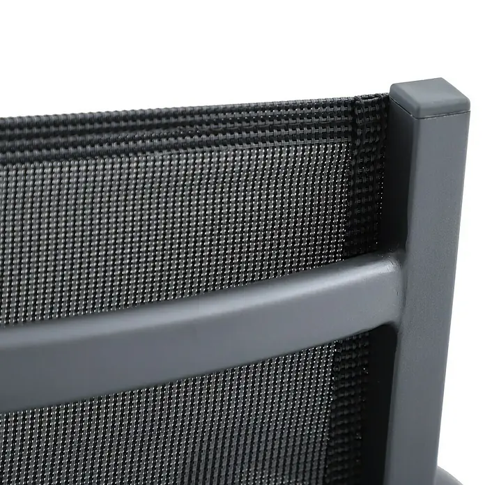 Sunfun Gastro Garten-Barhocker - Stahl, Textilen, Stapelbar, Night-Grey, B x T x H: 53,5 x 74 x 110 cm - Nahaufnahme eines modernen Stuhls mit grauem Rahmen und schwarzem Netzgewebe, ideal für den Außenbereich.