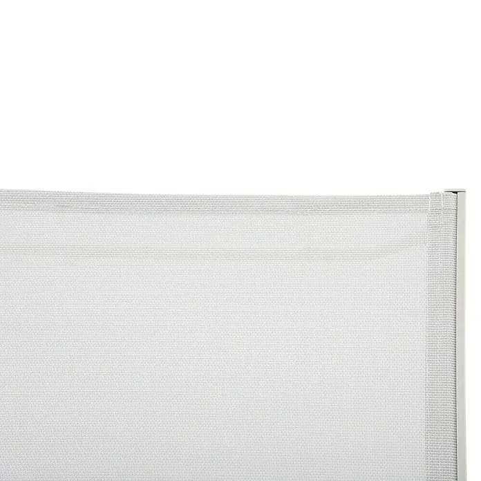 Sunfun Maja Gartenliege - B x T x H: 170,5 x 63,5 x 102 cm, Aluminium, Light-Greige, Rollbar - Nahaufnahme eines weißen Stoffpaneels mit feiner Webstruktur und einem stabilen, grauen Rahmen. Ideal für moderne Raumgestaltung.