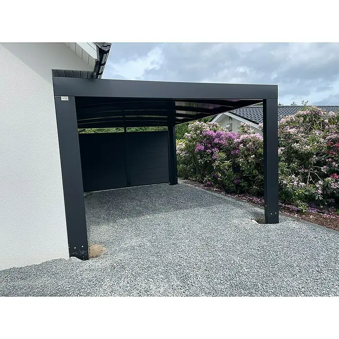 Allview Carport Calux - Außenmaß inkl. Dachüberstand (B x T): 3,7 x 5,8 m, Grau - Moderne, graue Pergola mit schlanken, dunklen Pfosten und Kiesboden, ideal für den Außenbereich.