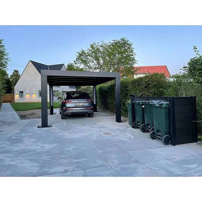 Allview Carport Calux - Außenmaß inkl. Dachüberstand (B x T): 3,7 x 5,8 m, Grau - Eine moderne Garage mit einem stilvollen Auto darunter, daneben stehen grüne Mülltonnen, die durch eine dunkle Holzwand abgetrennt sind.