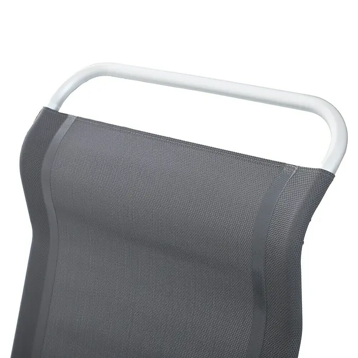 Sunfun Campingstuhl - B x T x H: 56 x 70,5 x 108 cm, Night-Grey, Aluminium, Textilene - Nahaufnahme eines grauen Stuhls mit weißem Rahmen.