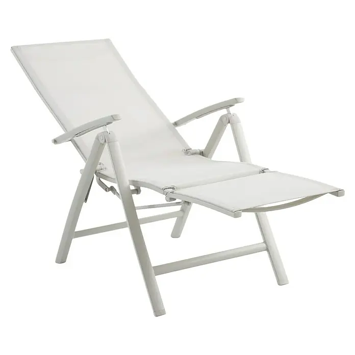 Sunfun Maja Garten-Liegestuhl - Aluminium, Textil, Rückenlehne verstellbar, Light-Greige, B x T x H: 61 x 69 x 111 cm - Das Bild zeigt einen weißen Liegestuhl mit verstellbarer Rückenlehne und Fußstütze. Der Stuhl ist für den Außenbereich geeignet und bietet Komfort.