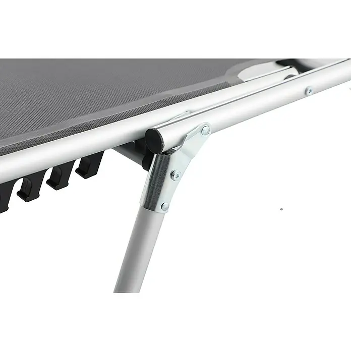 Sunfun Campingliege mit Sonnendach - Night-Grey, Aluminium, Textilene - Nahaufnahme einer grauen Sonnenliege mit silbernem Metallrahmen und schwarzen Kunststoffdetails, die Stabilität und Komfort versprechen.