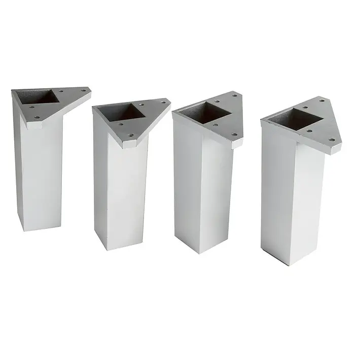 Rei Möbelfuß-Set - L x B x H: 4 x 4 x 15 cm, Aluminium, 4 Stk. - Ein Satz aus vier Möbelfüßen aus Metall mit dreieckiger Montageplatte, ideal für moderne Möbeldesigns, die Stabilität und Stil vereinen.