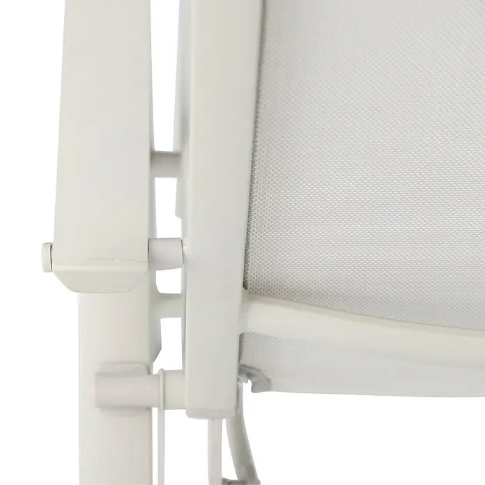 Sunfun Maja Garten-Liegestuhl - Aluminium, Textil, Rückenlehne verstellbar, Light-Greige, B x T x H: 61 x 69 x 111 cm - Nahaufnahme eines weißen Rollos mit einem hellen, lichtdurchlässigen Stoff. Das Rollo ist in einem modernen, minimalistischen Design gehalten.